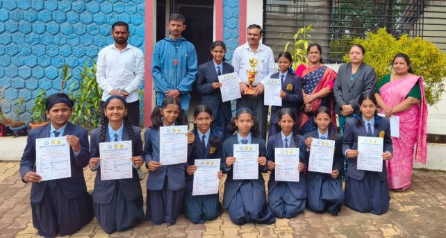 नाशिक जिल्हास्तरीय टेनिस क्रिकेट स्पर्धेत धनलक्ष्मी बालविद्यामंदिर प्राथमिक शाळेच्या मुलींचा संघ उपविजेता; राज्यस्तरीय स्पर्धेसाठी निवड